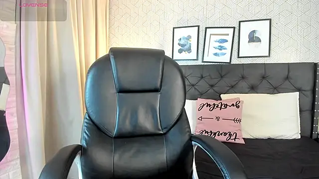sophie  blare online show from May 26, 7:24 pm