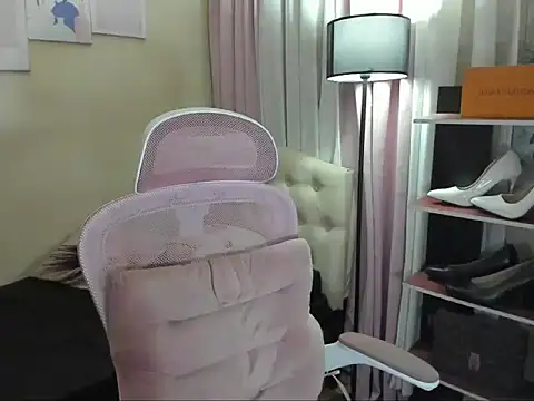 Snapshot of Seductive_Margaux chatting on October 2, 6:18 am Seductive Margaux online show from October 2, 6:18 am