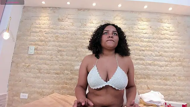 lyana cowel online show from September 18, 7:01 pm