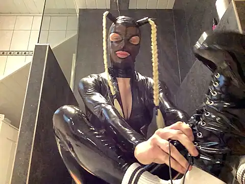latexluisa online show from April 15, 2:39 pm