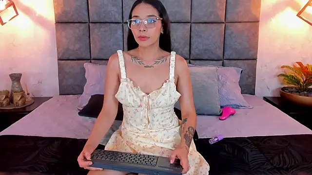 Roseaurora online show from May 2, 11:35 am