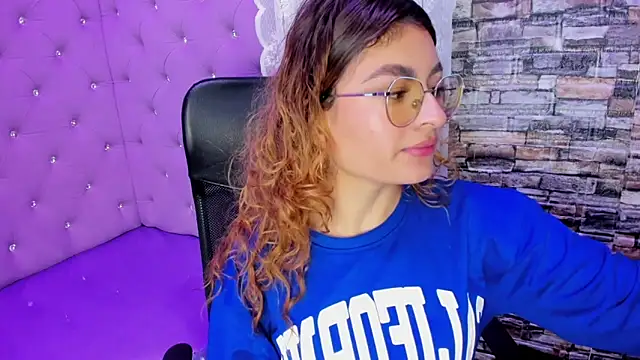 Emili Rouse  online show from September 30, 4:34 pm