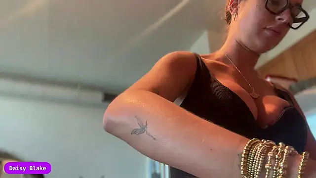 daisyyblake online show from November 4, 5:07 pm