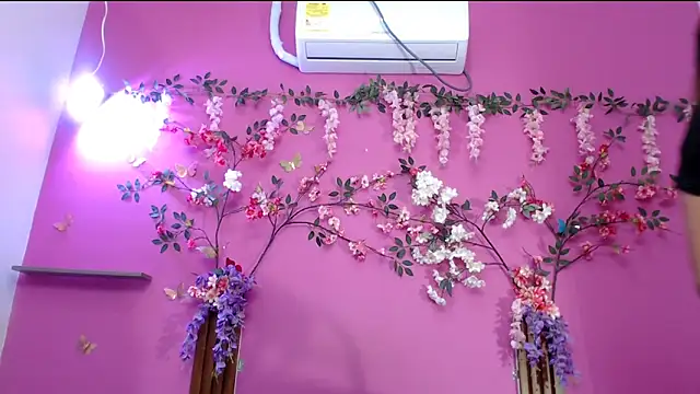skinnysofia18 online show from May 10, 1:07 am
