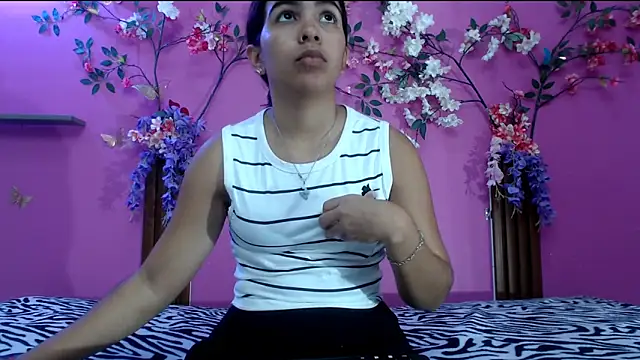 skinnysofia18 online show from May 25, 2:38 pm