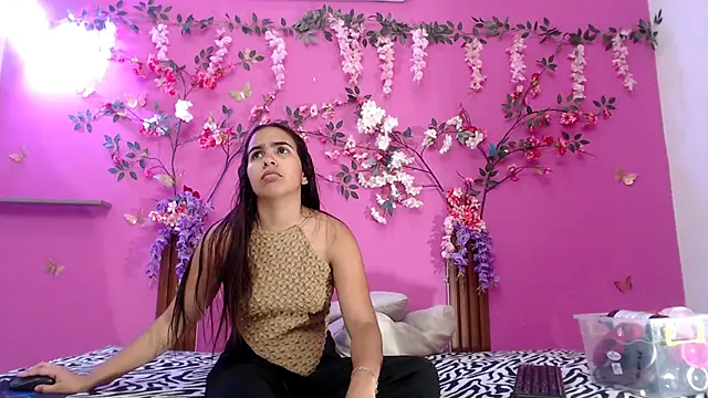 skinnysofia18 online show from May 17, 1:54 pm