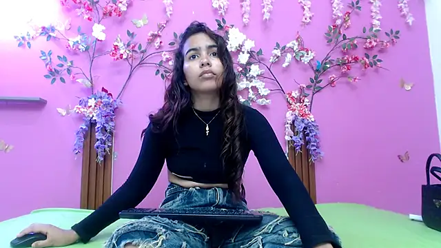 skinnysofia18 online show from May 5, 3:26 pm