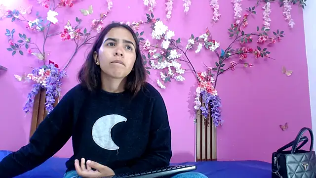 skinnysofia18 online show from May 15, 12:49 am