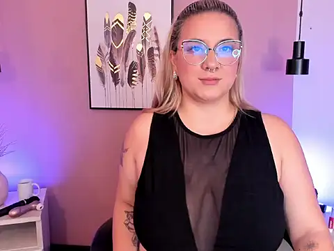 hollie joliie online show from October 7, 12:09 pm