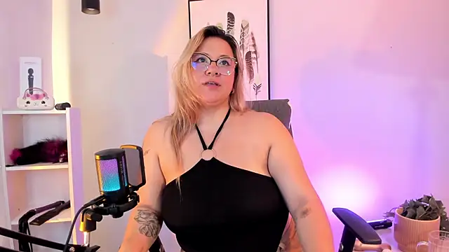 hollie joliie online show from March 10, 2:43 pm