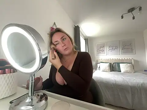 Snapshot of Elliemaee chatting on October 7, 12:53 pm Elliemaee online show from October 7, 12:53 pm