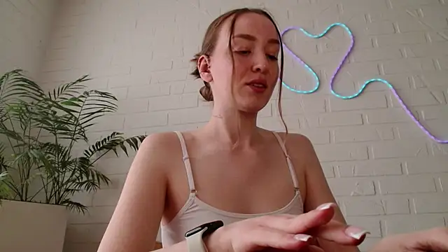 WhitePrincessLuna online show from May 5, 1:25 pm