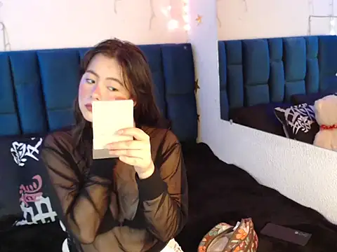 nikolle huyt online show from September 30, 9:08 pm
