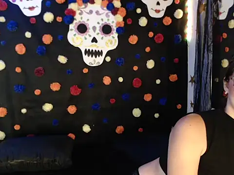 nikolle huyt online show from October 7, 9:30 pm