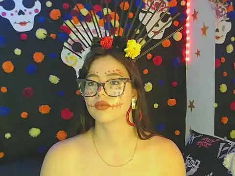 nikolle huyt online show from October 3, 9:20 pm