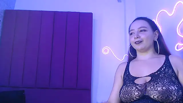 Mia2xsmith online show from June 18, 8:48 am