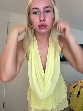 SexySaraxxoo online show from May 16, 1:32 pm