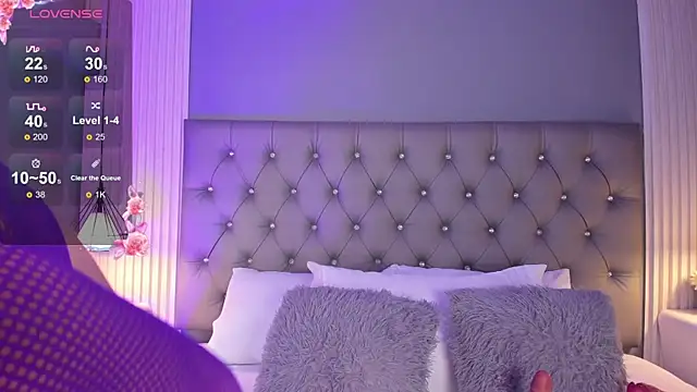 LunaBloomn online show from December 17, 5:28 pm