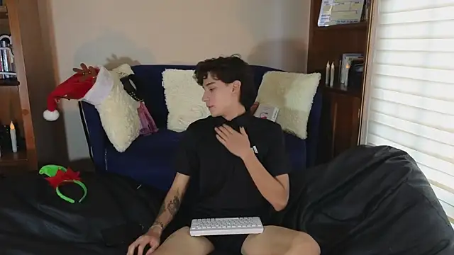 tightncuteass online show from December 15, 9:42 pm