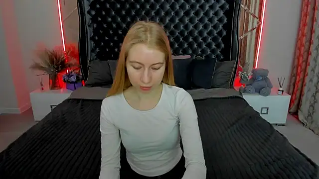Alina Blonde online show from May 2, 5:33 am