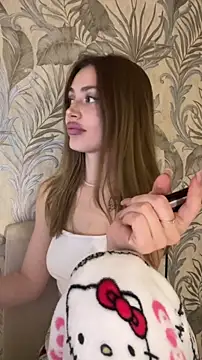 Elizabeth Tay online show from December 22, 7:50 pm