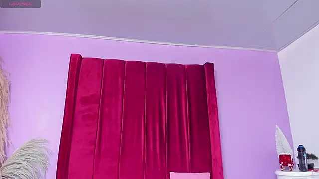 miajhonsonx online show from December 14, 2:23 pm