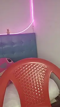 Lhia  online show from February 13, 9:05 pm