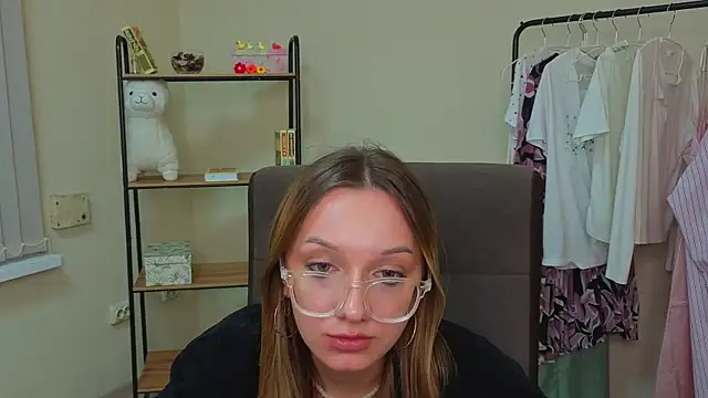 Tina Brow online show from September 24, 3:00 pm