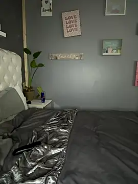 curvymilf2000 online show from October 4, 7:40 pm