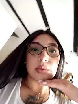 Damian and Jennifer online show from April 13, 7:47 pm