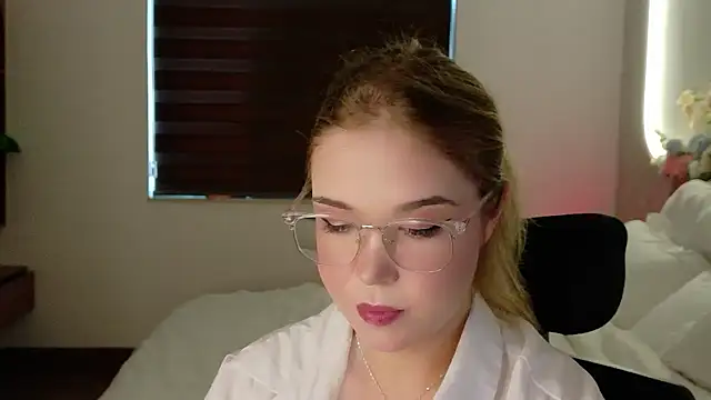 Lilith Bonheur online show from April 10, 9:37 am