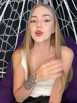 Snapshot of MilaMoone chatting on October 2, 11:59 am MilaMoone online show from October 2, 11:59 am