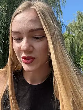 Snapshot of MilaMoone chatting on September 17, 10:46 am MilaMoone online show from September 17, 10:46 am