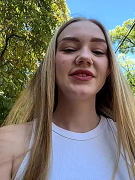 Snapshot of MilaMoone chatting on September 23, 10:35 am MilaMoone online show from September 23, 10:35 am