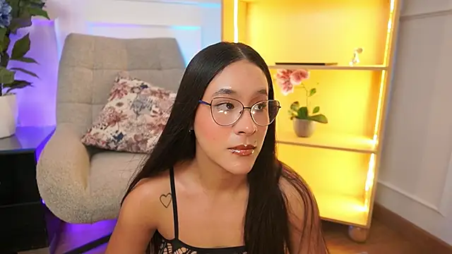LaurennMiles online show from October 1, 7:30 pm
