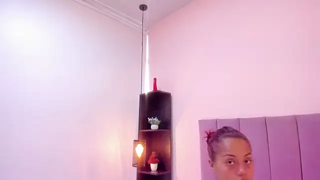 HoollyHendrix online show from November 10, 8:04 pm