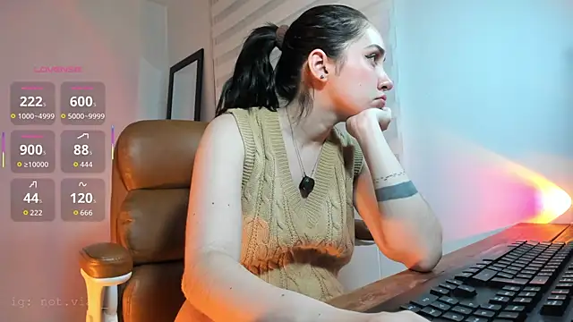SarahCastillo  online show from May 18, 11:44 pm