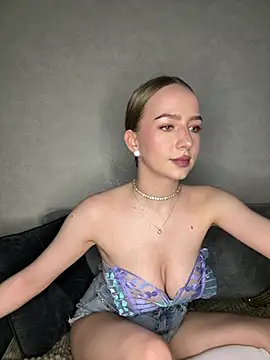 MissOyee online show from March 26, 7:59 pm