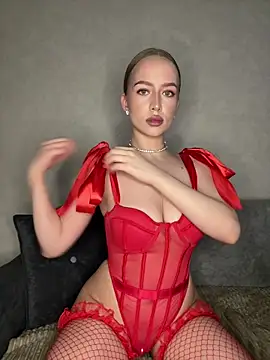 MissOyee online show from March 25, 7:50 pm