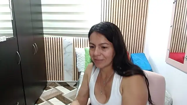 camilavargas  online show from May 22, 9:13 pm