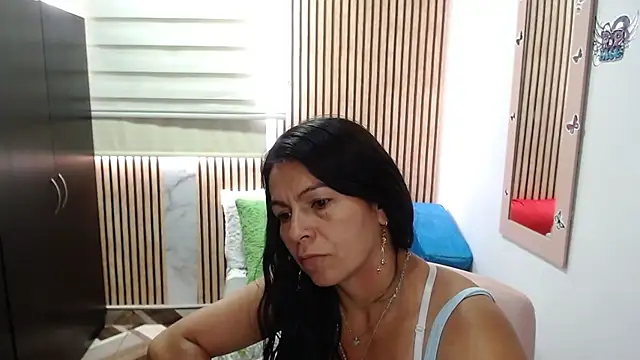 camilavargas  online show from May 26, 9:03 pm