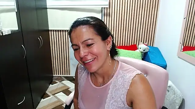 camilavargas  online show from May 15, 10:45 pm
