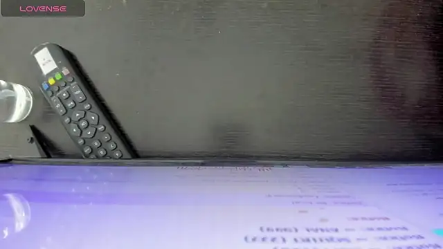 molly lovee  online show from December 3, 8:00 pm