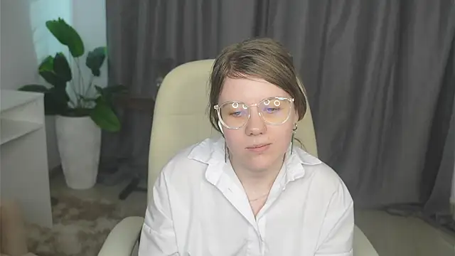StepanieSchoeller online show from September 20, 12:03 pm