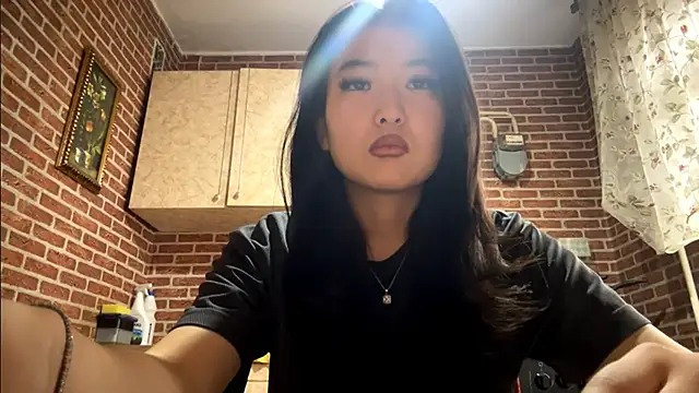 EmmaLeexth online show from March 10, 10:30 am