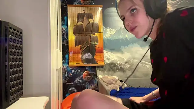 Elira Breeze online show from November 4, 5:18 pm