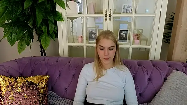 AlinaLiii online show from April 9, 7:30 pm