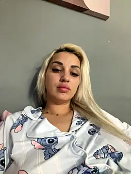 Snapshot of Giullyaxx chatting on September 30, 8:35 pm Giullyaxx online show from September 30, 8:35 pm