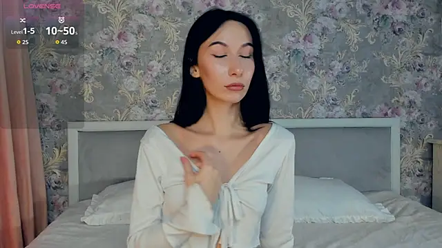 MissLauura online show from September 22, 1:31 pm