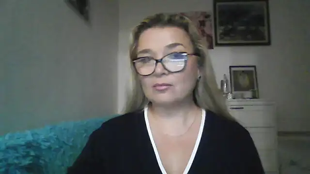 Myrienna online show from October 1, 8:47 pm